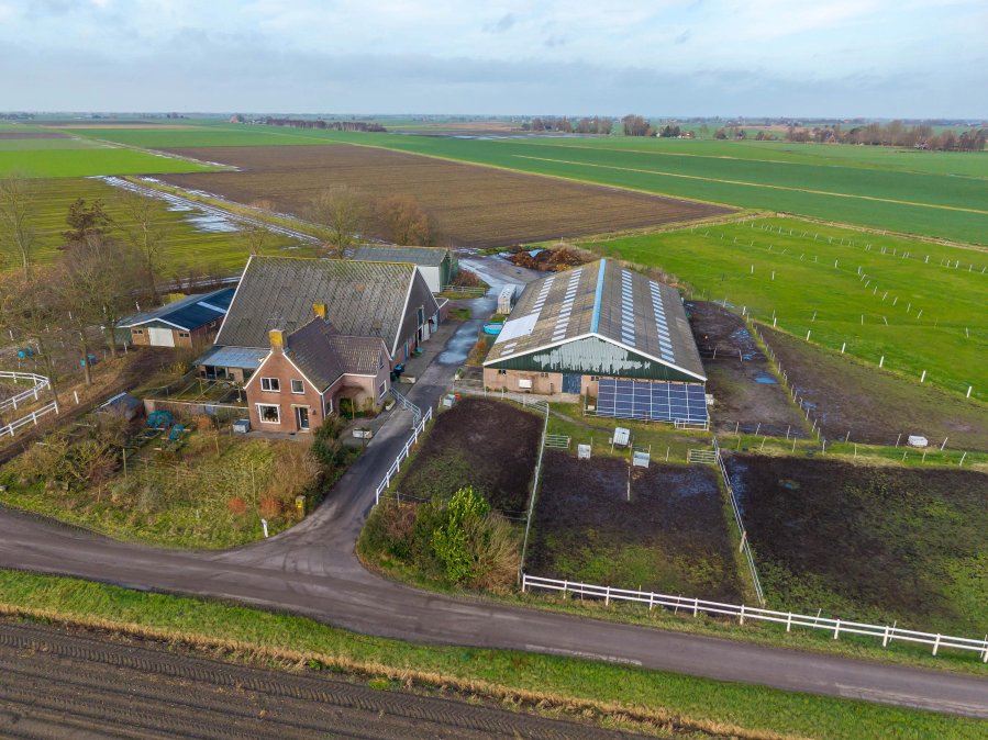 Vrijgelegen woonboerderij met royale bijgebouwen in Bantega